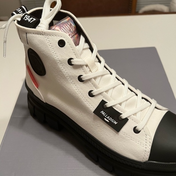 NWT Palladium Revolt White Top/Black Bottom Women's Size 10🔥🔥 - Picture 3 of 10